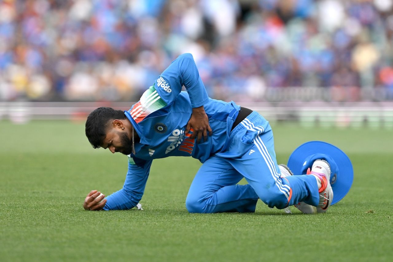 Shreyas Iyer clutches his side after taking a tumbling catch, Australia vs India, 3rd ODI, Sydney, October 25, 2025