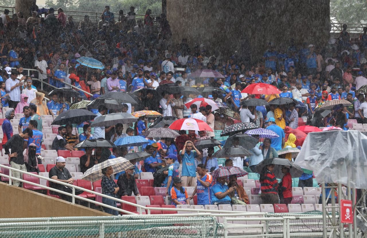 ছাতা তোলা, বৃষ্টিতে ভক্তরাও তাই, ভারত বনাম দক্ষিণ আফ্রিকা, মহিলা বিশ্বকাপ, ফাইনাল, নাভি মুম্বাই, নভেম্বর 2, 2025