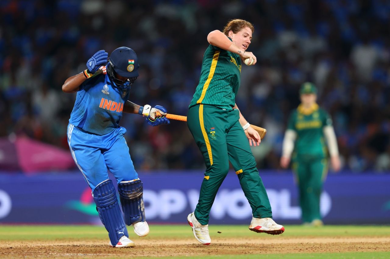 Nadine de Klerk collided with Deepti Sharma as she took a catch off her own bowling, India vs South Africa, Women's World Cup final, Navi Mumbai, November 2, 2025