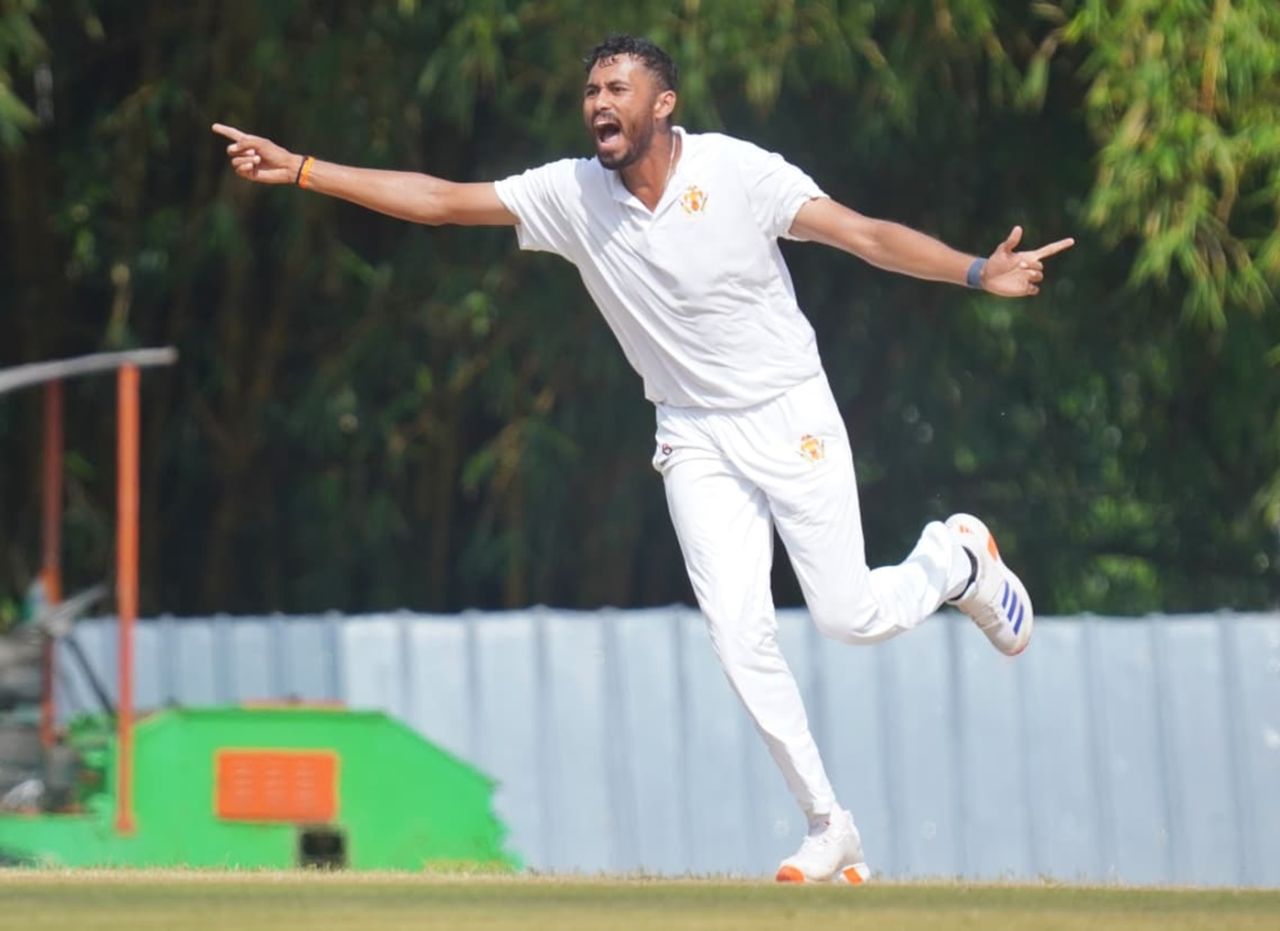 Vidwath Kaverappa was among the wickets for Karnataka, Kerala vs Karnataka, Ranji Trophy 2025-26, 4th day, Mangalapuram, November 4, 2025