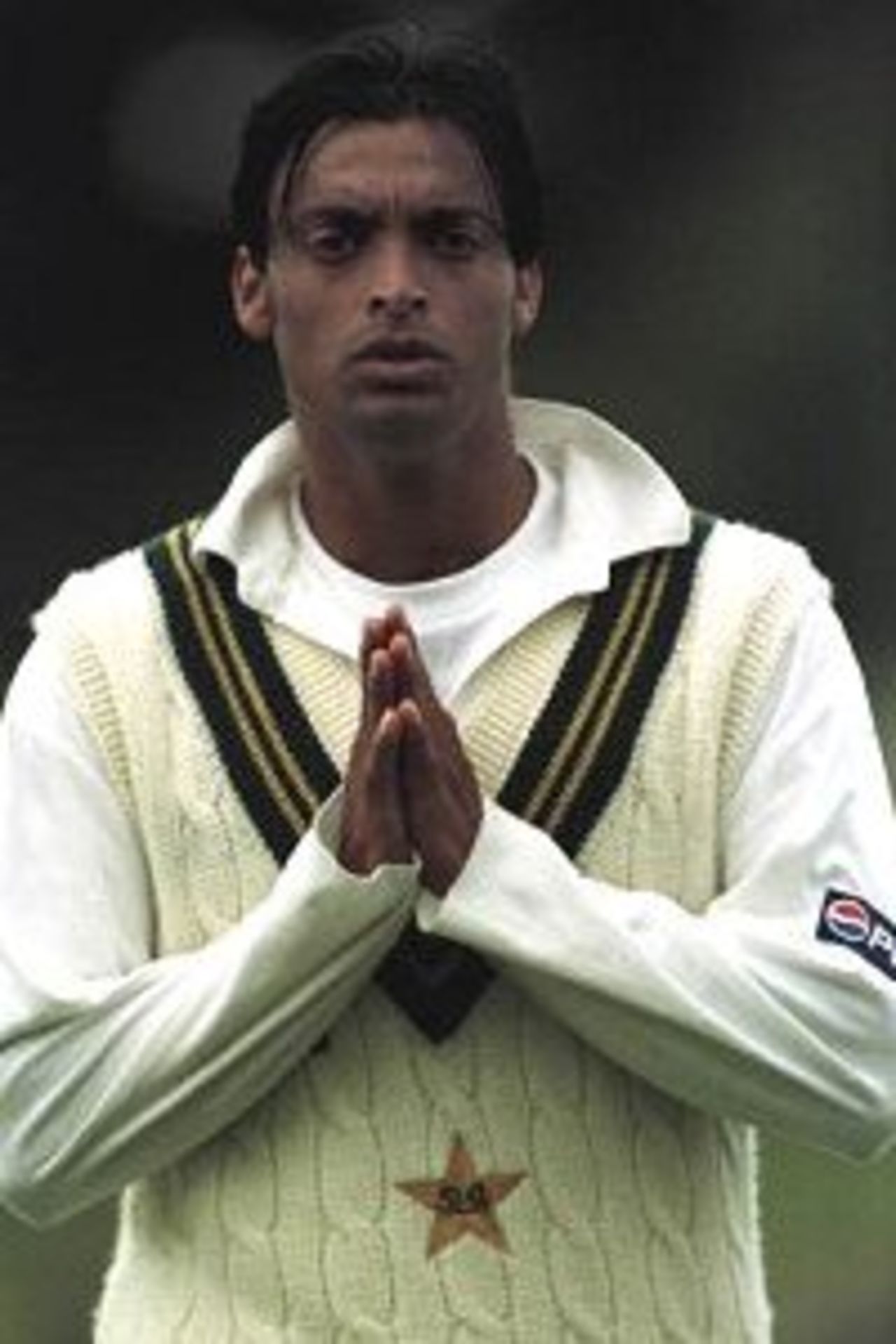 18 Nov 1999: Pakistan fast bowler Shoaib Akhtar prays for a better showing tommorrow as he leaves the field after the first day's play of the of the Second test match between Australia and Pakistan at Bellerive Oval, Hobart, Australia. Australia finished the day at none for twenty nine after bowling out Pakistan for 222.