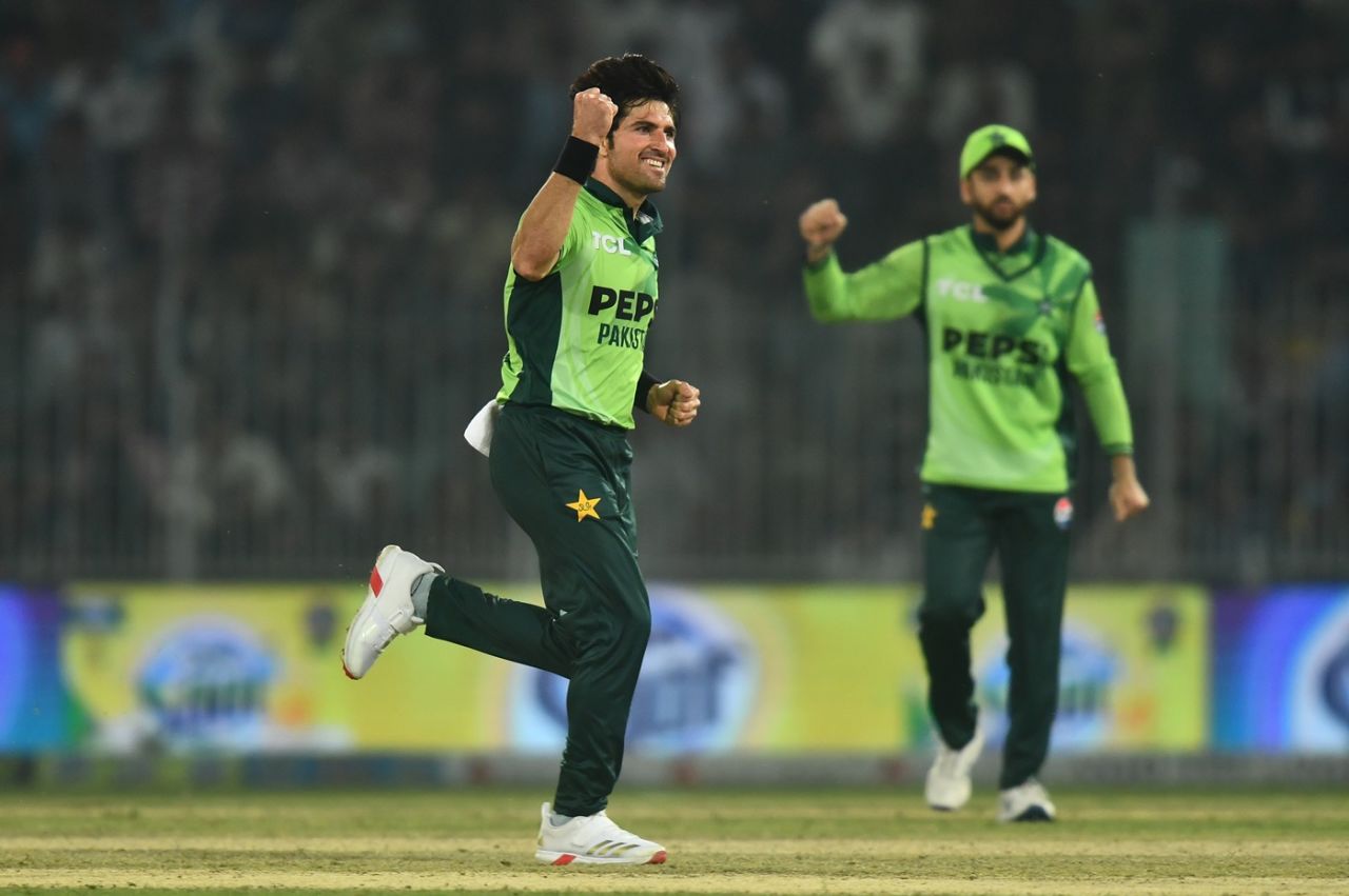 Mohammad Wasim broke a quick opening stand, Pakistan vs South Africa, 2nd ODI, Faisalabad, November 6, 2025
