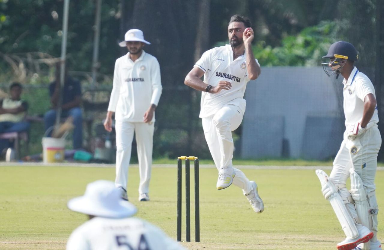 Jaydev Unadkat runs in to bowl a delivery, Kerala vs Saurasthra, Ranji Trophy, 2nd day, Mangalapuram, November 9, 2025