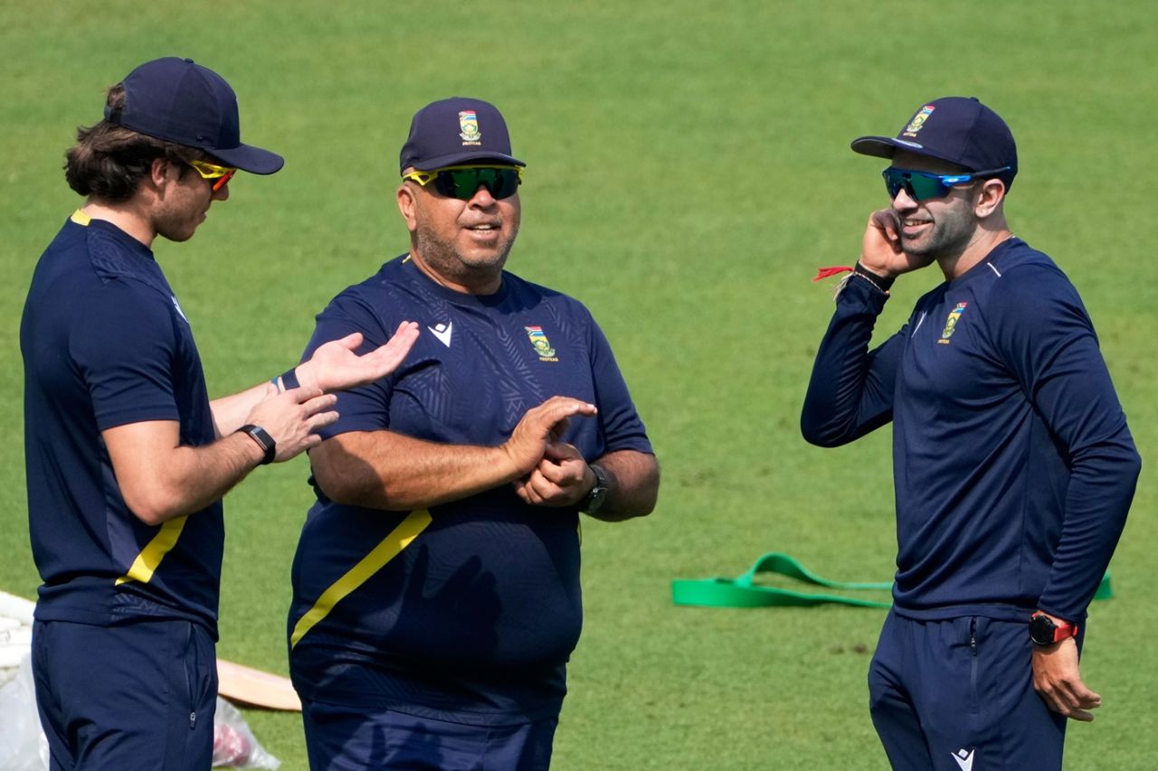 Shukri Conrad has a chat with Dewald Brevis and Keshav Maharaj, Kolkata, November 12, 2025