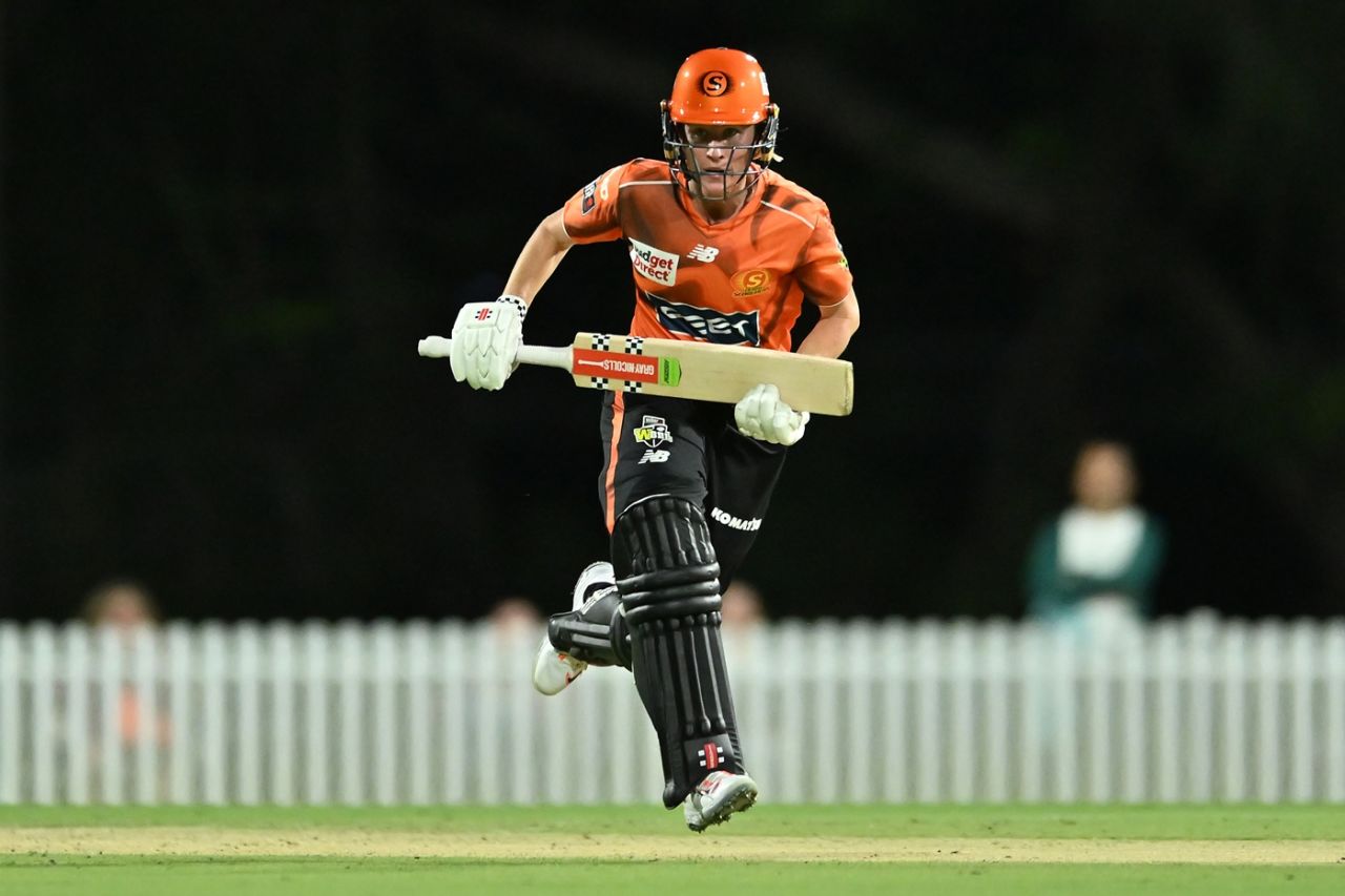 Beth Mooney sets off for a run, Brisbane Heat vs Perth Scorchers, WBBL 2025, Brisbane, November 12, 2025