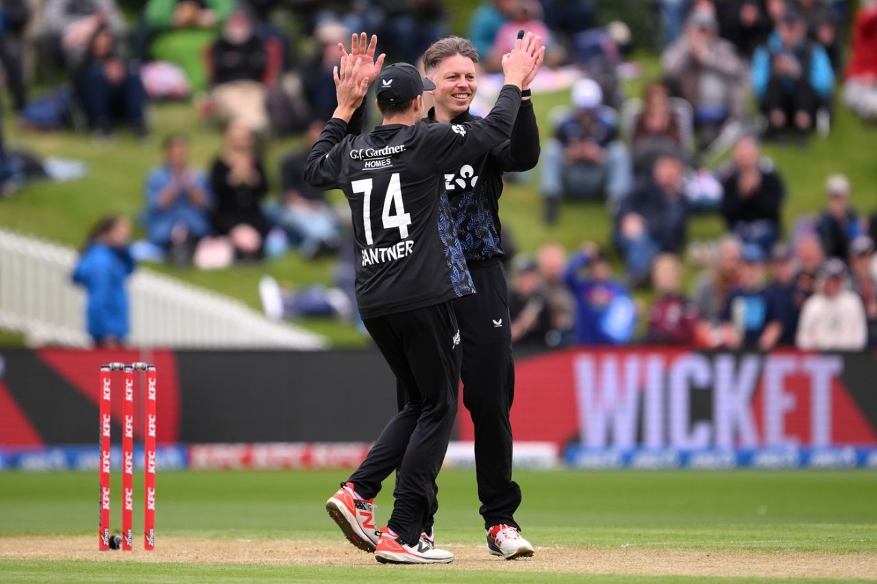Michael Bracewell celebrates a wicket with Mitchell Santner, New Zealand vs West Indies, 5th T20I, Dunedin, November 13, 2025