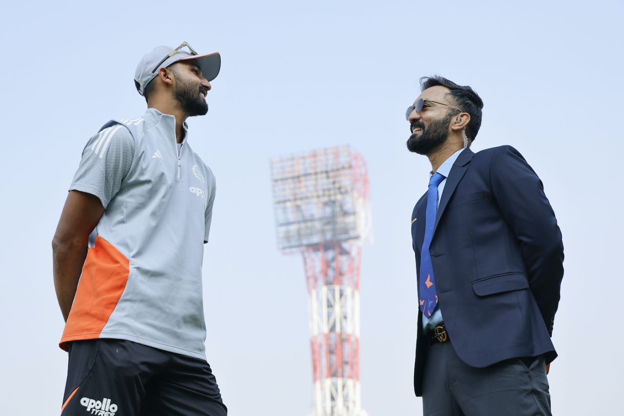 Devdutt Padikkal speaks to Dinesh Karthik, India vs South Africa, 1st Test, Kolkata, 2nd day, November 15, 2025