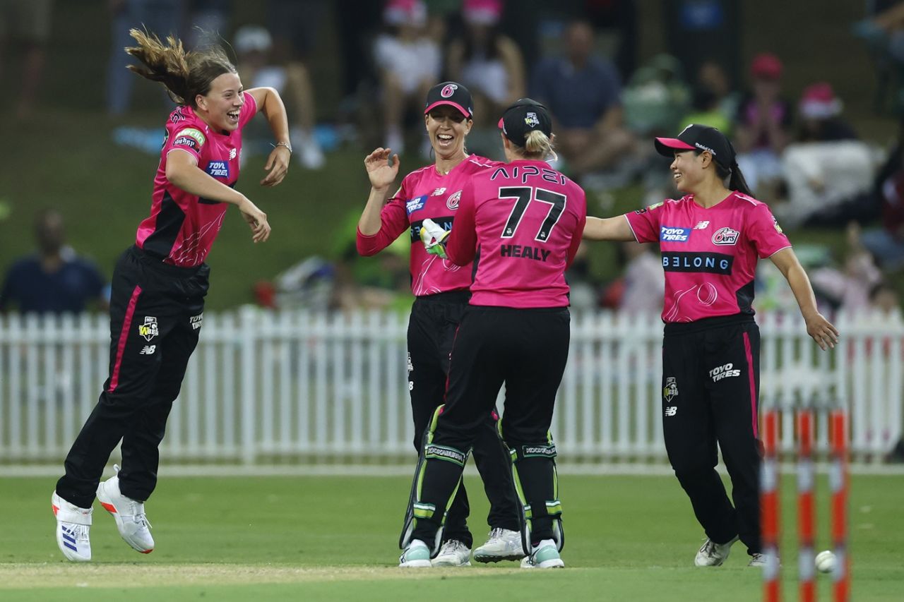 Caoimhe Bray became the seventh player to pick up a WBBL hat-trick, Sydney Thunder vs Sydney Sixers, Women's Big Bash League, Sydney, November 15, 2025