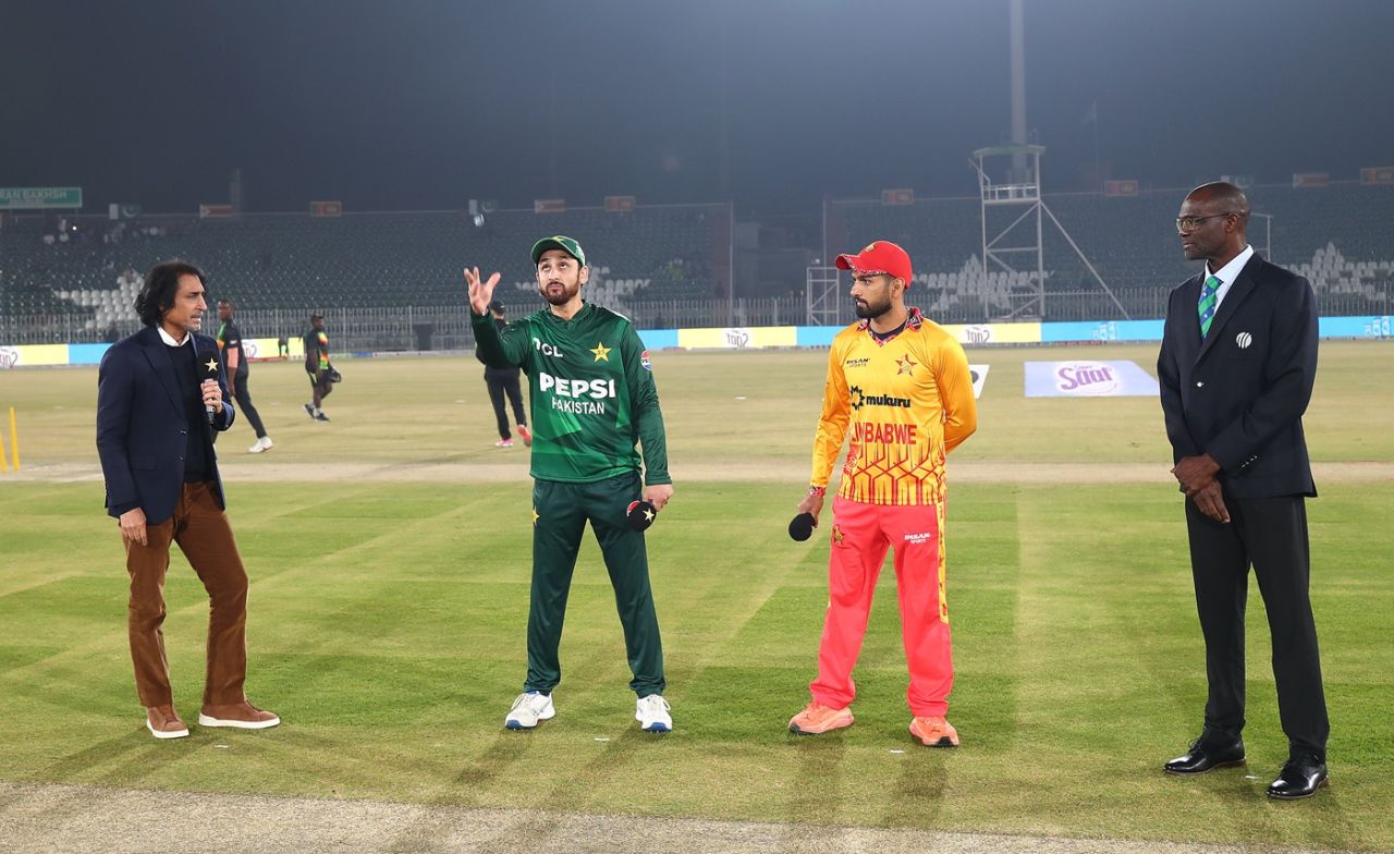Salman Ali Agha and Sikandar Raza at the toss, Pakistan v Zimbabwe, 1st match, T20 tri-series, Rawalpindi, November 18, 2025