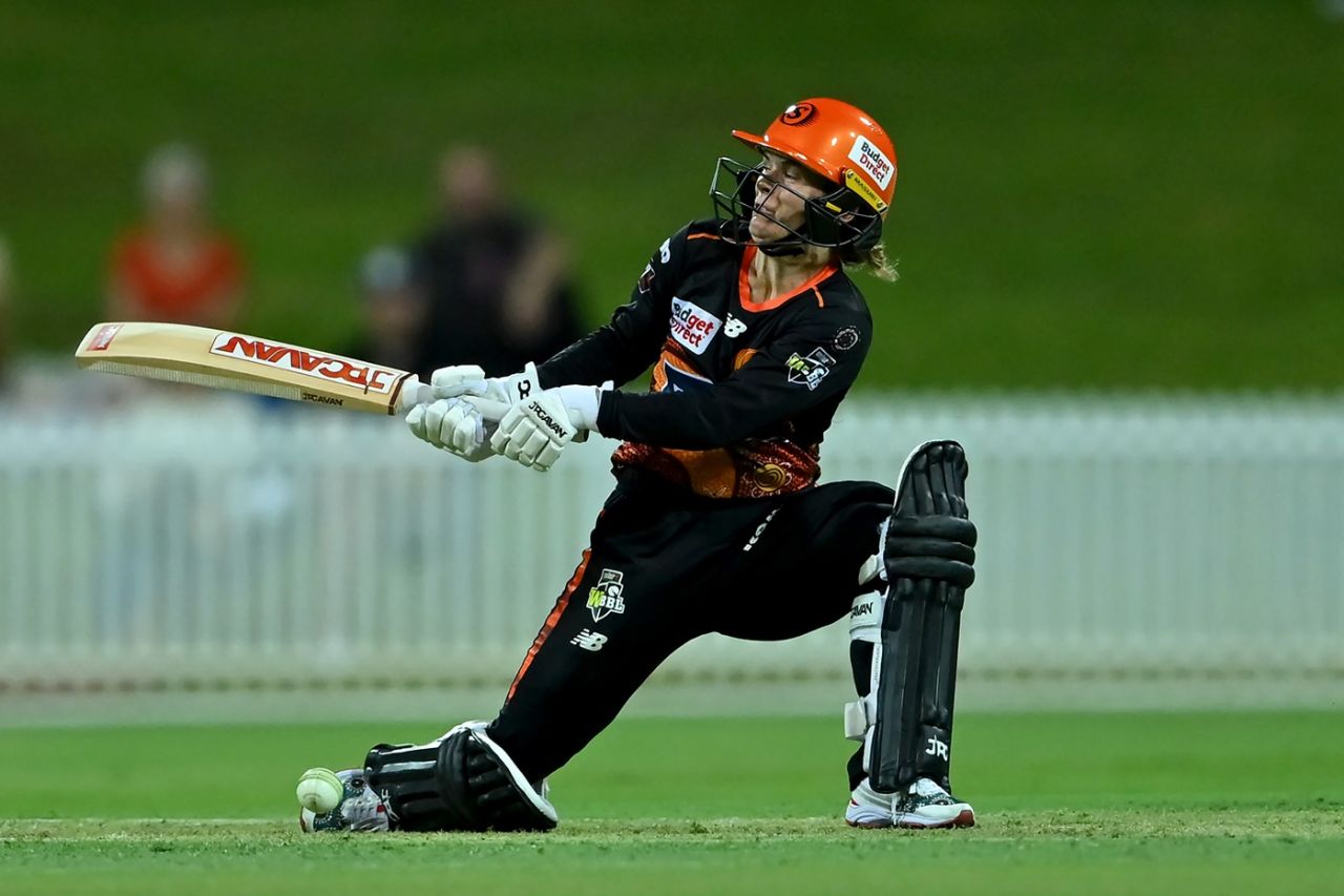 Katie Mack reverse-sweeps, Sydney Thunder vs Perth Scorchers, Women's Big Bash League (WBBL), Sydney, November 19, 2025