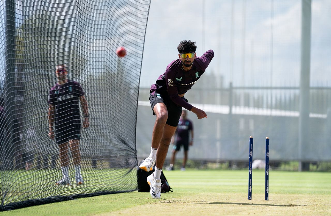 Shoaib Bashir bowls in the nets, Perth Stadium, November 20, 2025