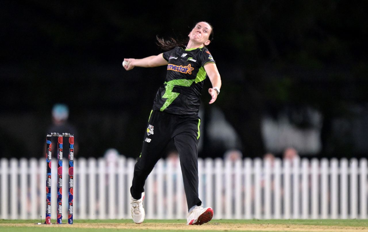 Em Arlott took three wickets for Sydney Thunder, Brisbane Heat vs Sydney Thunder, WBBL 2025-26, Brisbane, November 21, 2025