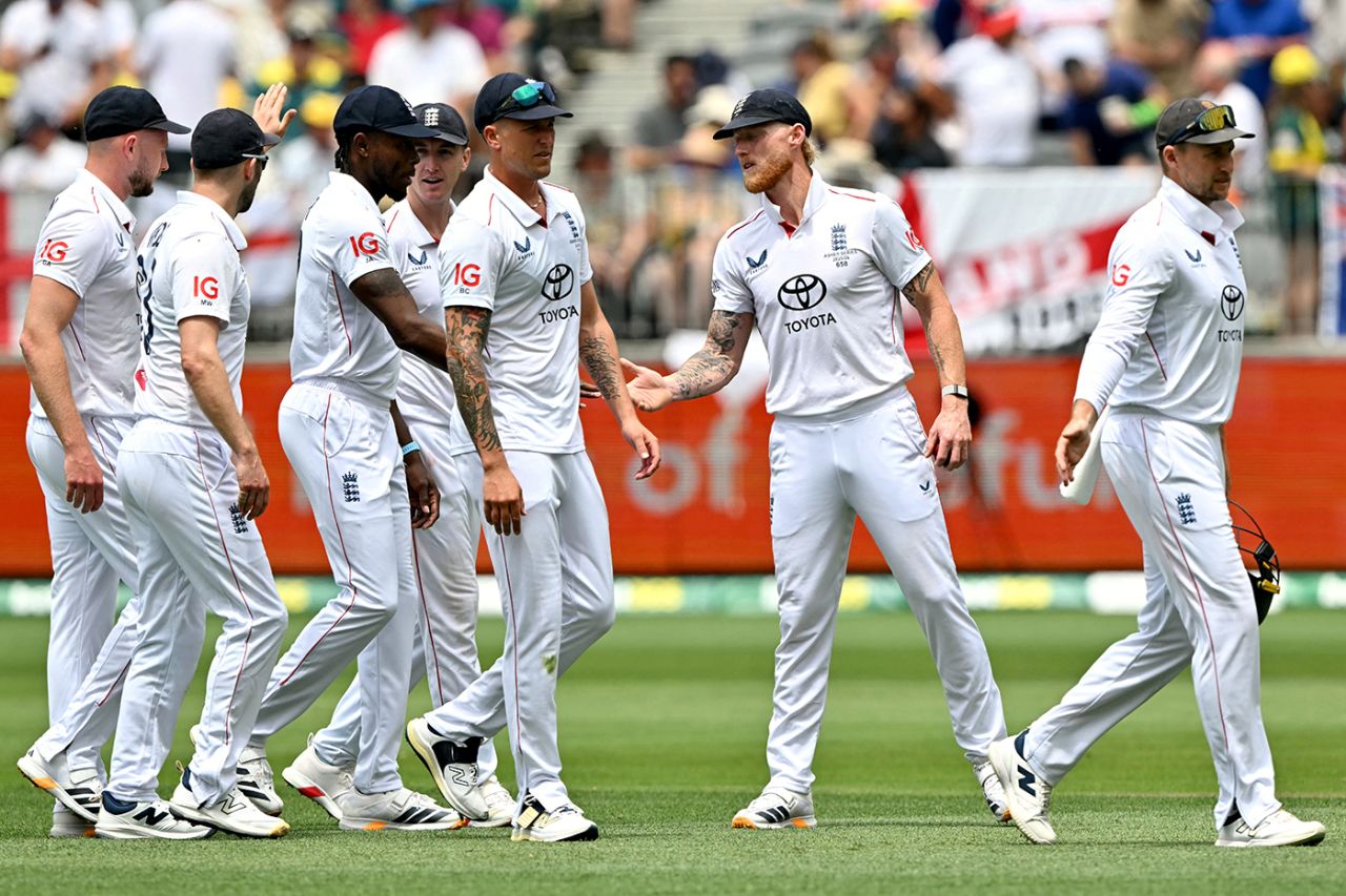 एशेज पहिलो टेस्ट : अस्ट्रेलिया १३२ रनमै अलआउट, इंग्ल्यान्डलाई ४० रनको अग्रता