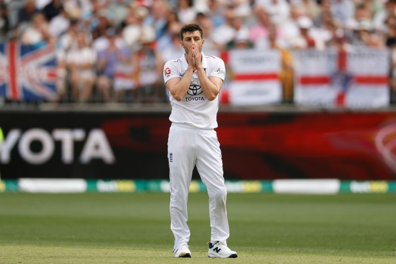 Mark Wood grimaces as Australia fly out of the traps, Australia vs England, 1st Test, The Ashes, Perth Stadium, November 22, 2025