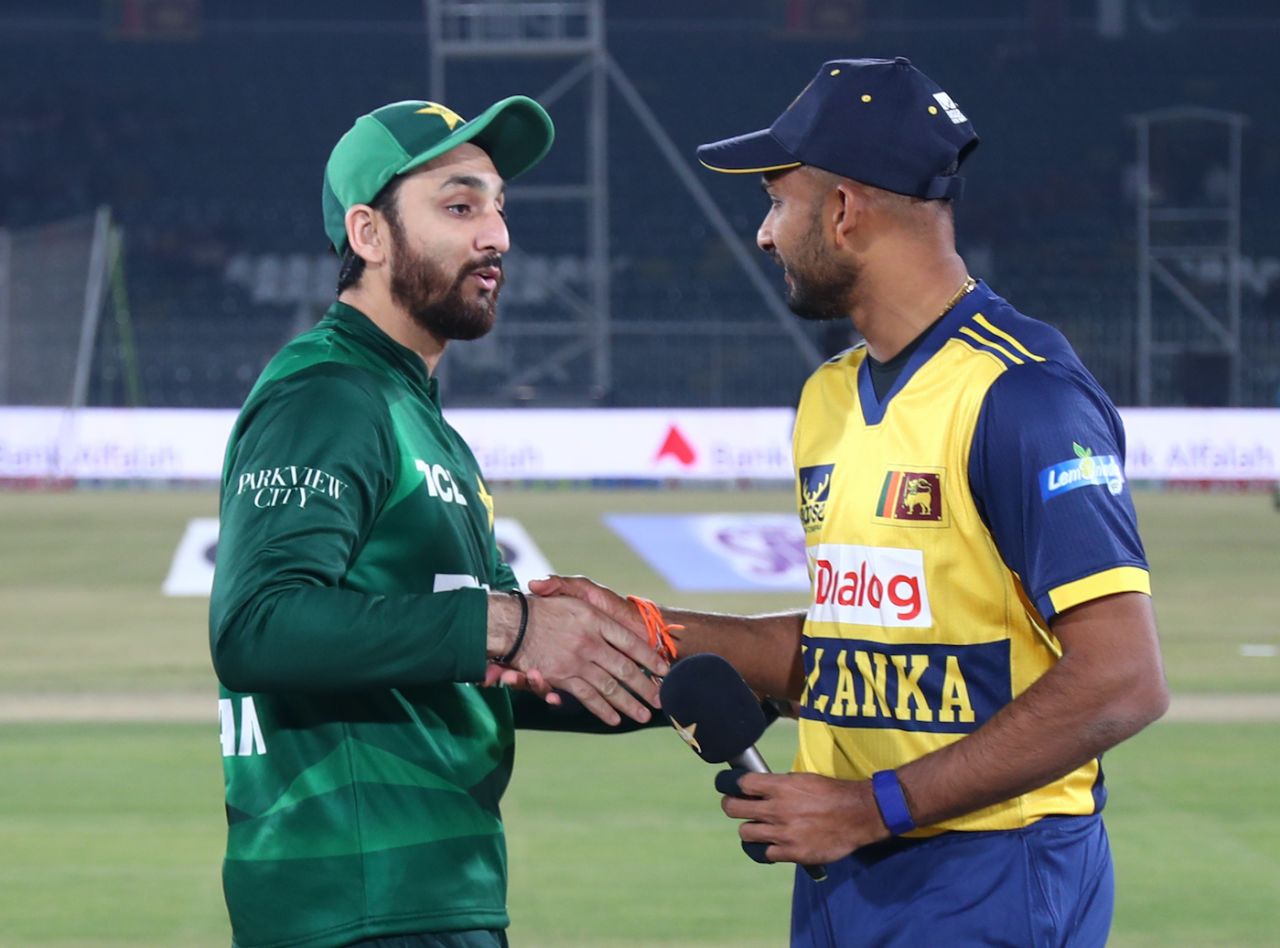 Salman Agha Sri Lanka's stand-in captain and Dasun Shanaka at the toss, Pakistan vs Sri Lanka, 3rd match, T20I tri-series, Rawalpindi, November 22, 2025
