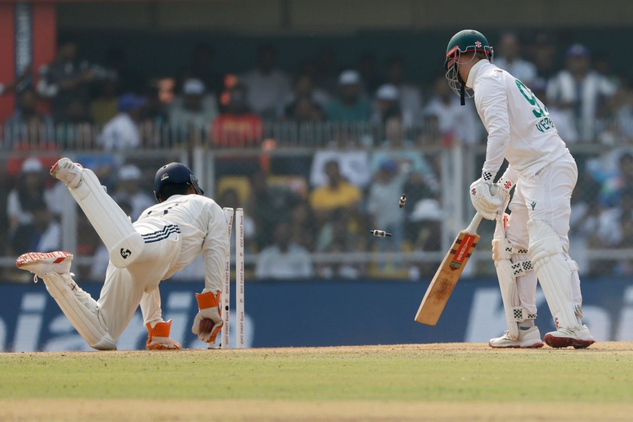 Rishabh Pant breaks the stumps and that's the end of Kyle Verreynne, India vs South Africa, 2nd Test, Guwahati, 2nd day, November 23, 2025