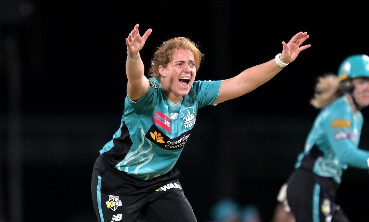 Nadine de Klerk was on a hat-trick in the seventh over, Brisbane Heat vs Melbourne Stars, WBBL 2025-26, Brisbane, November 23, 2025