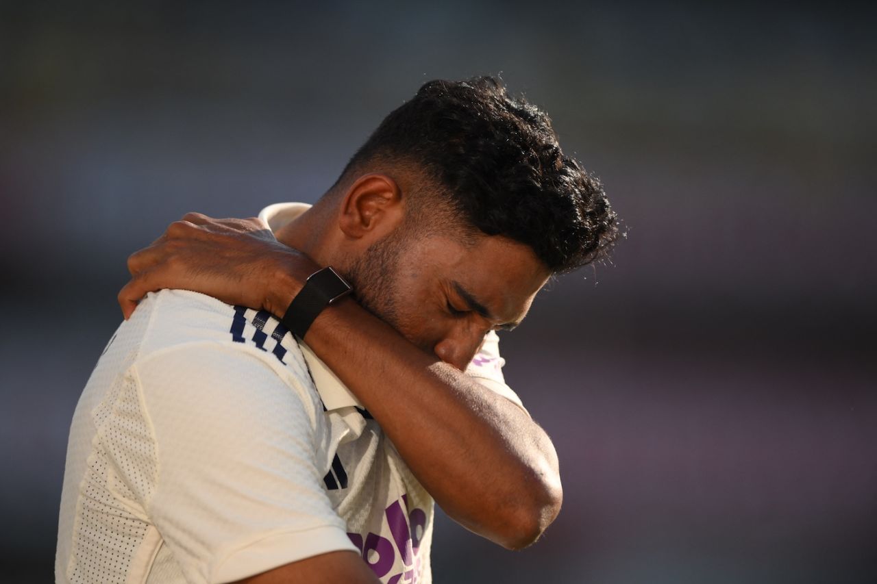 Mohammed Siraj hurt his shoulder when he put in a dive, India vs South Africa, 2nd Test, Guwahati, 4th day, November 25, 2025