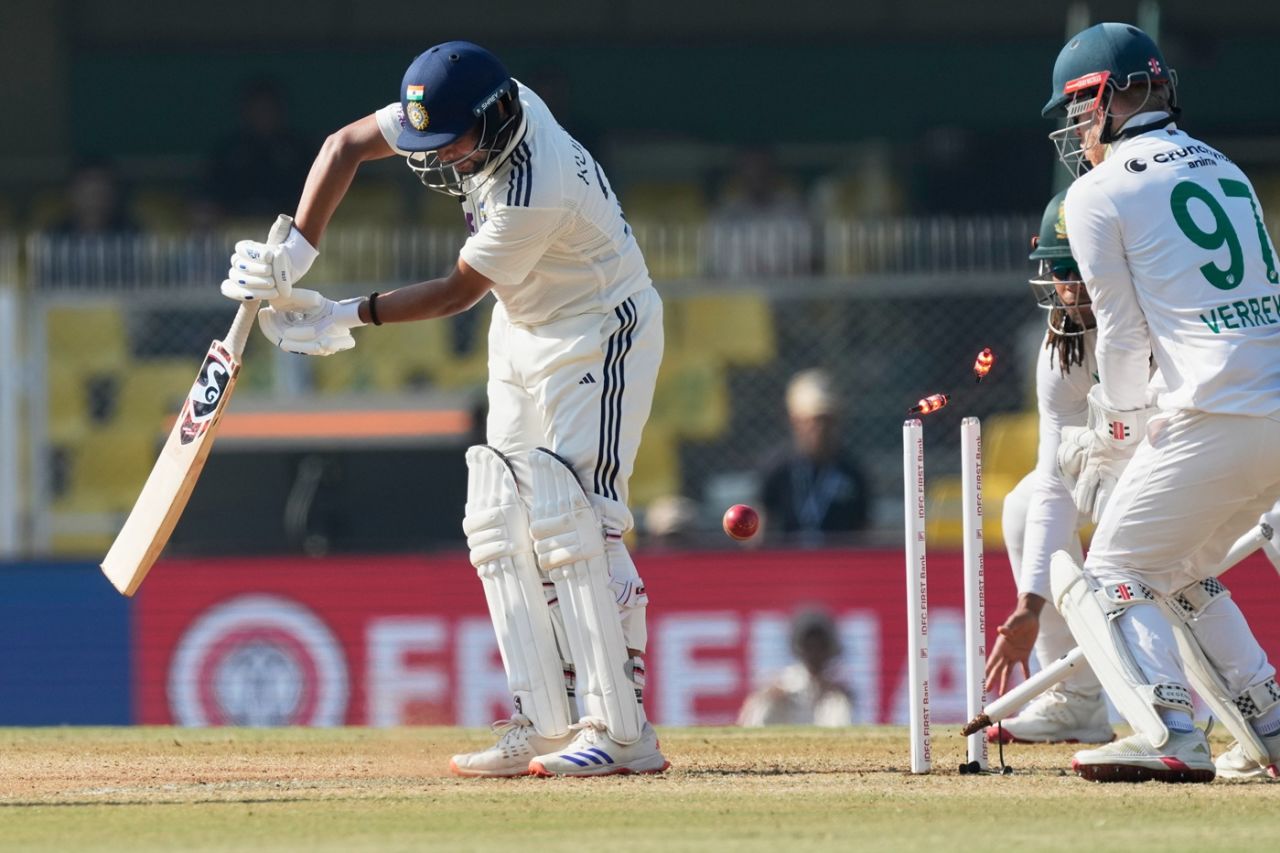 Kuldeep Yadav is bowled, India vs South Africa, 2nd Test, Guwahati, 5th day, November 26, 2025