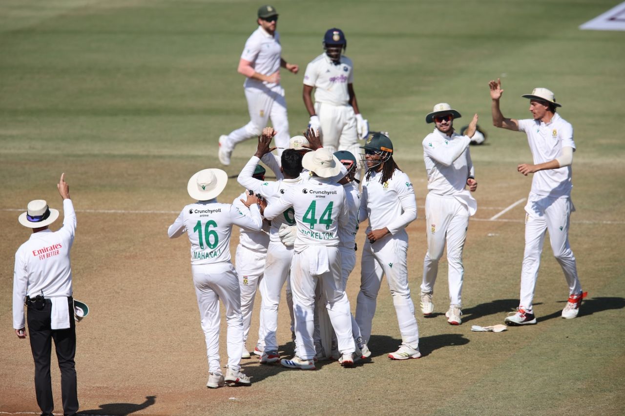 The South African team gets together to celebrate Senuran Muthusamy's first wicket , India vs South Africa, 2nd Test, Guwahati, 5th day, November 26, 2025