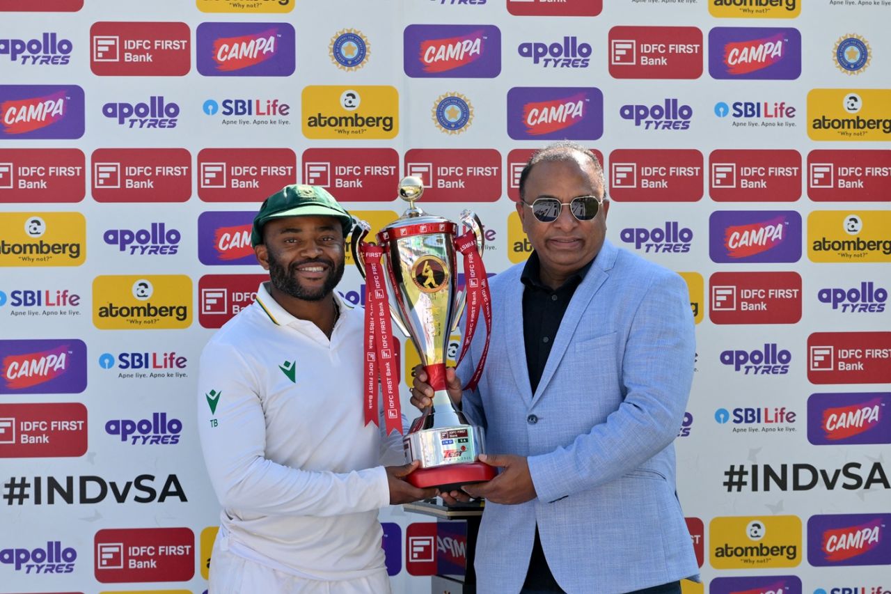 Temba Bavuma receives the series trophy from Devajit Saikia, India vs South Africa, 2nd Test, Guwahati, 5th day, November 26, 2025