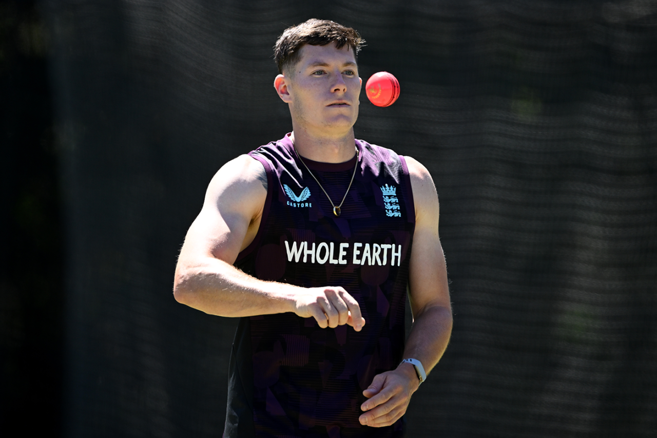 Matthew Potts gets the pink ball in hand, Canberra, November 27, 2025