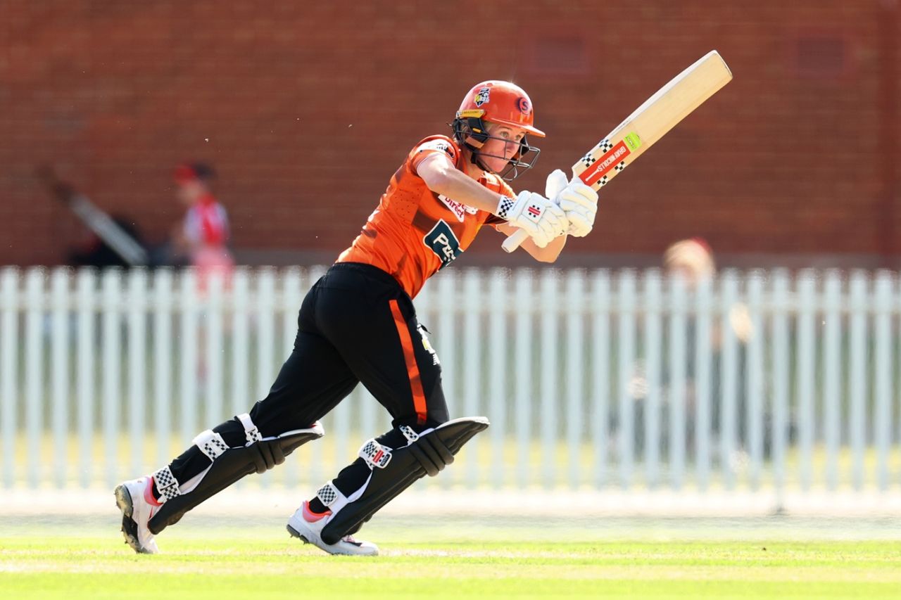 Beth Mooney clips one away, Melbourne Renegades vs Perth Scorchers, WBBL 2025-26, Melbourne, November 27, 2025