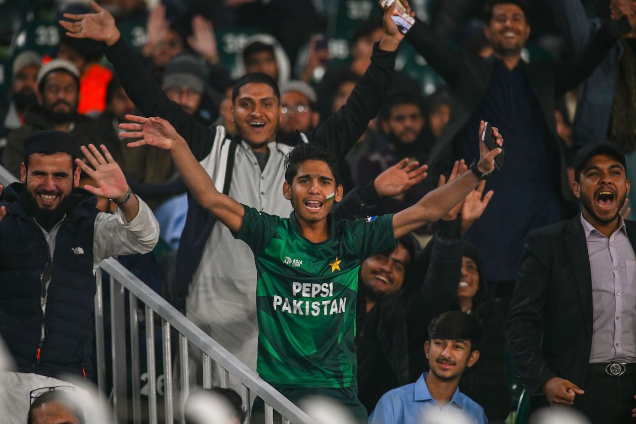 Fans in Pakistan roar for the camera, Pakistan vs Sri Lanka, 6th match, T20I tri-series, Rawalpindi, November 27, 2025