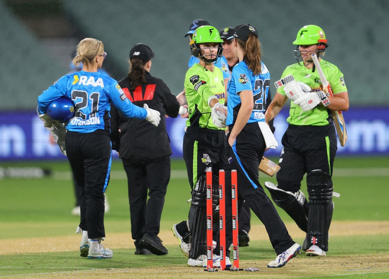 The players shake hands after rain ended the game in a stalemate, Adelaide Strikes vs Sydney Thunder, WBBL, Adelaide, November 28, 2025