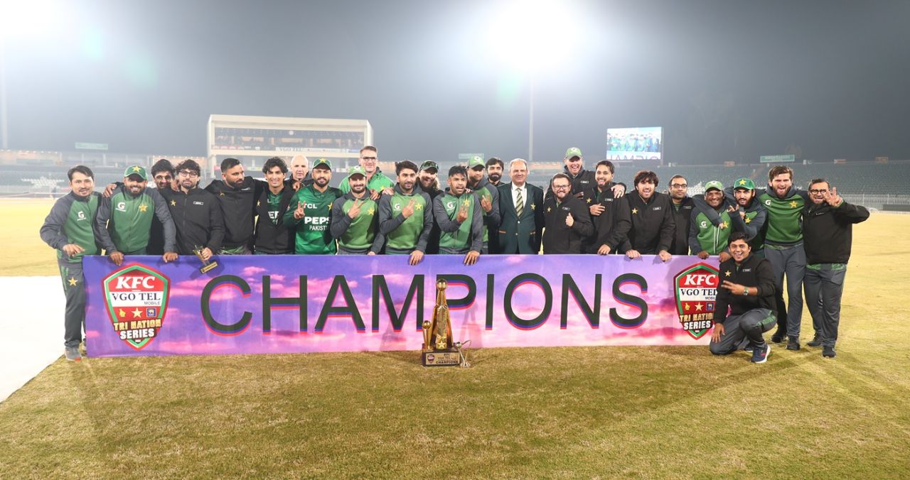 The victorious Pakistan team with the trophy, Pakistan vs Sri Lanka, T20I tri-series, final, Rawalpindi, November 29, 2025