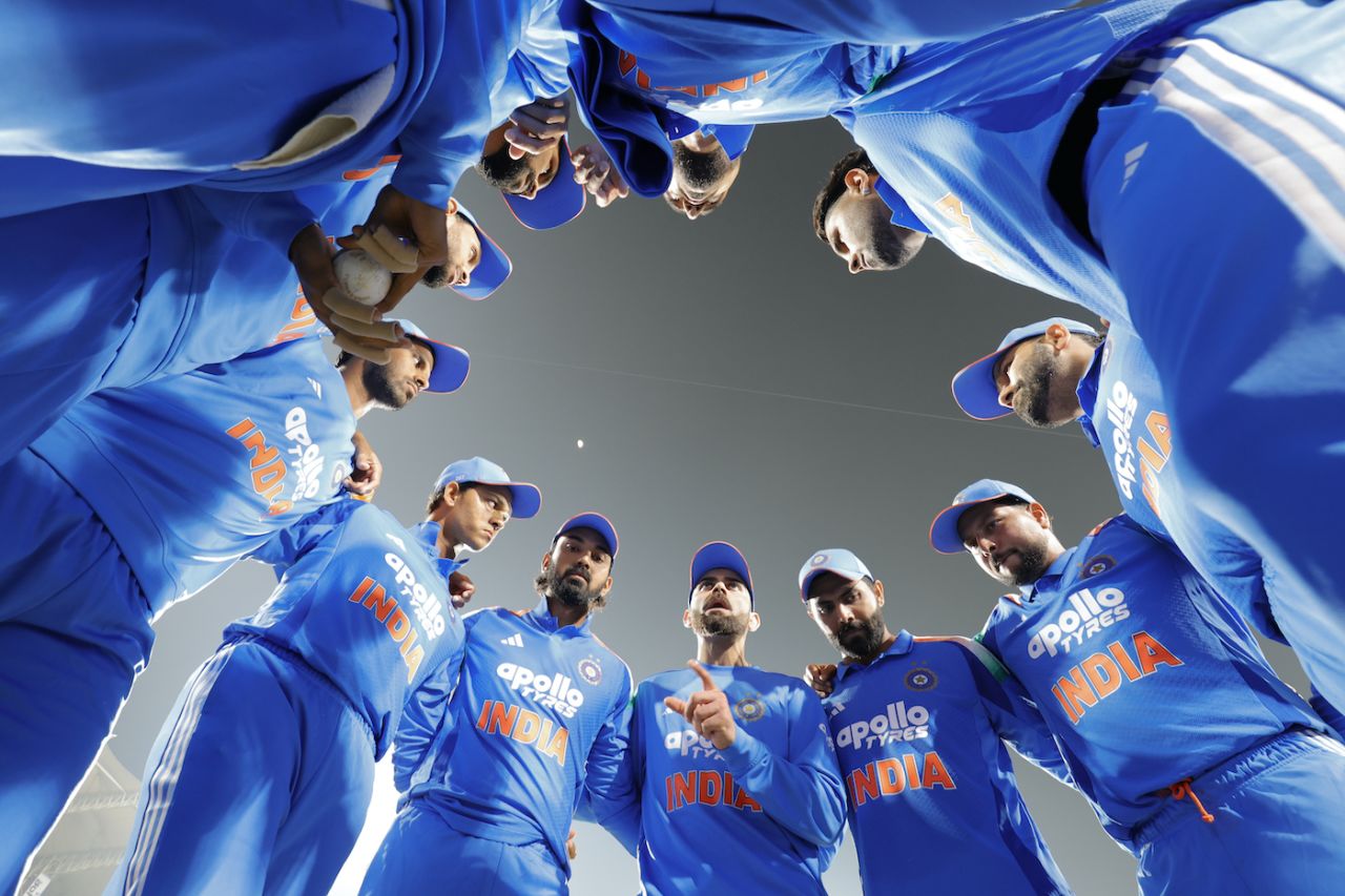 Virat Kohli addresses the huddle involving KL Rahul and Co, India vs South Africa, 1st ODI, Ranchi, November 30, 2025