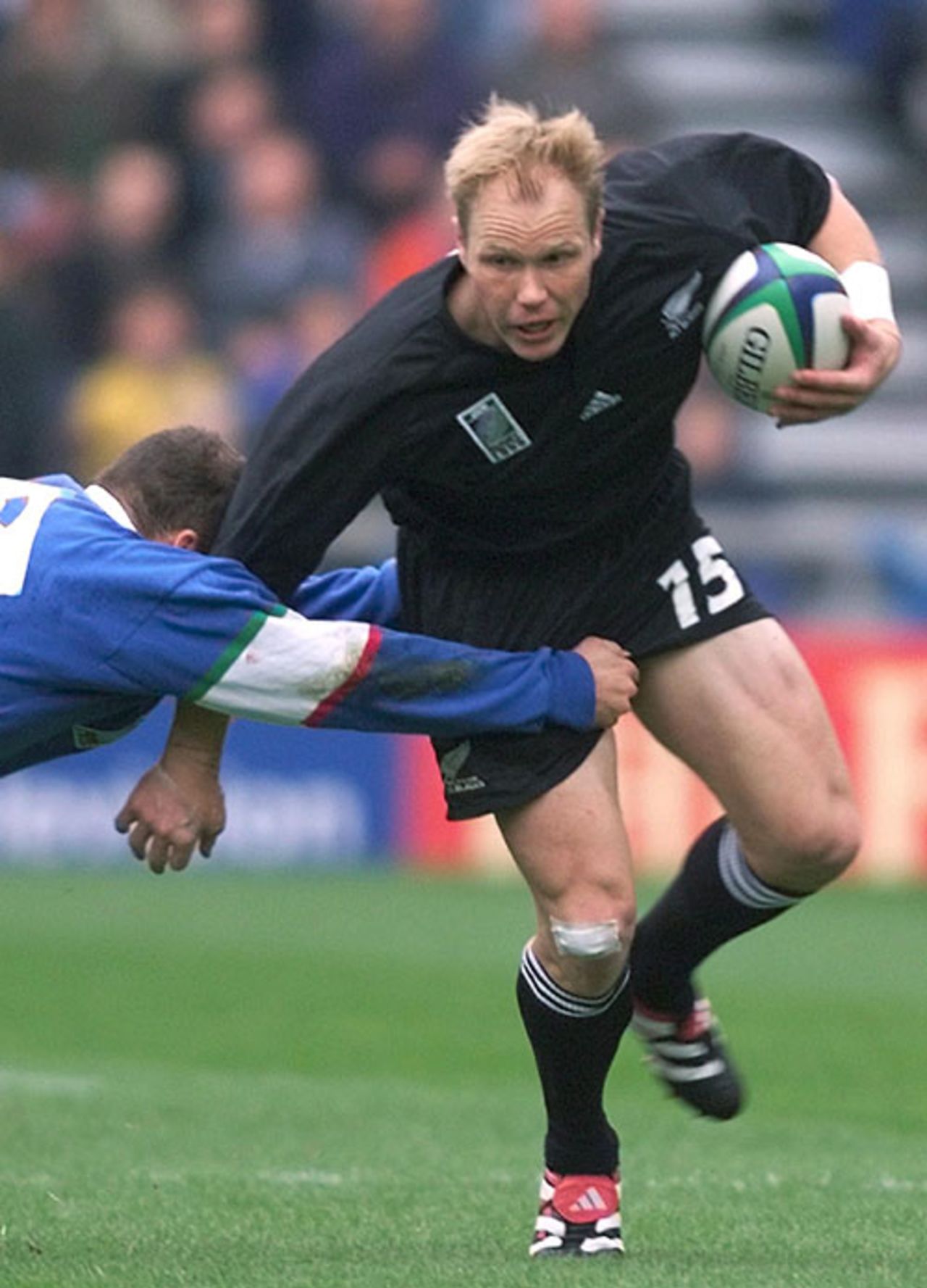 Jeff Wilson evades an Italian tackle, Rugby World Cup, Cardiff, October 19, 1999