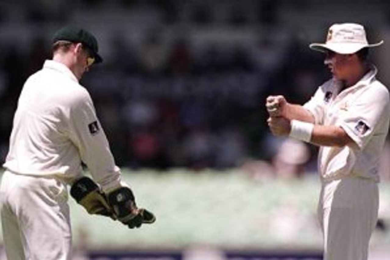 28 Nov 1999: Australian fieldsmen Adam Gilchrist and Shane Warne seem to have their minds on other things as they discuss their golf swings, during day three of the third test played between Australia and Pakistan at the WACA ground in Perth, Western Australia, Australia.