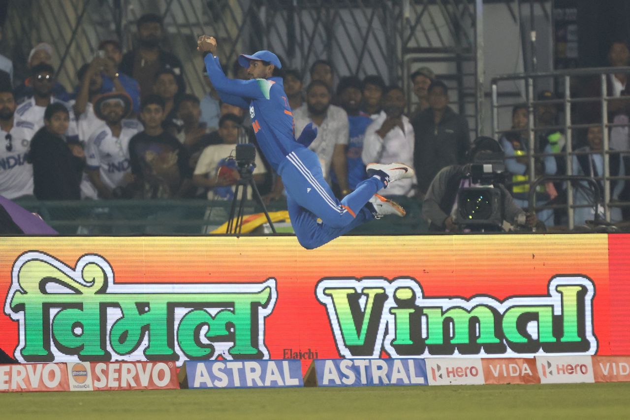 Tilak Varma almost took a sensational catch at long-on, India vs South Africa, 2nd ODI, Raipur, December 3, 2025