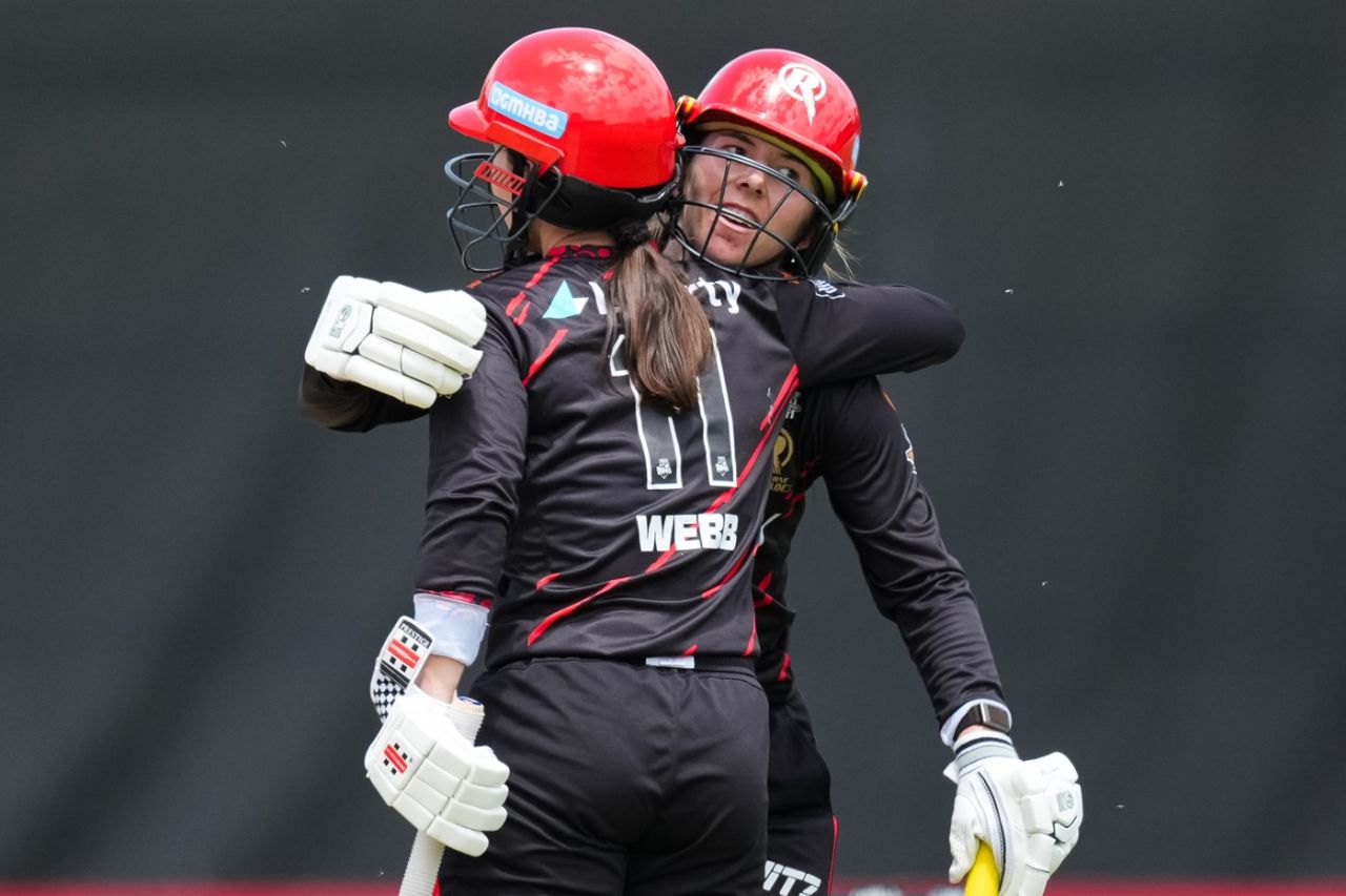 Georgia Wareham celebrates hitting the winning runs with Courtney Webb, Melbourne Renegades vs Sydney Sixers, WBBL, Melbourne, December 5, 2025