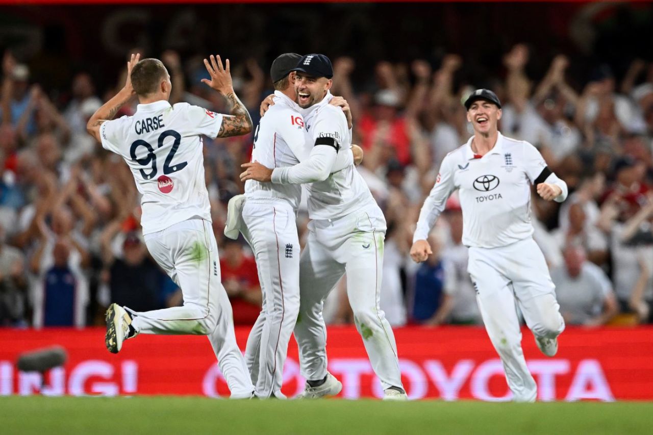 Will Jacks and Brydon Carse celebrate the wicket of Steven Smith, Australia vs England, 2nd Test, Brisbane, December 5, 2025