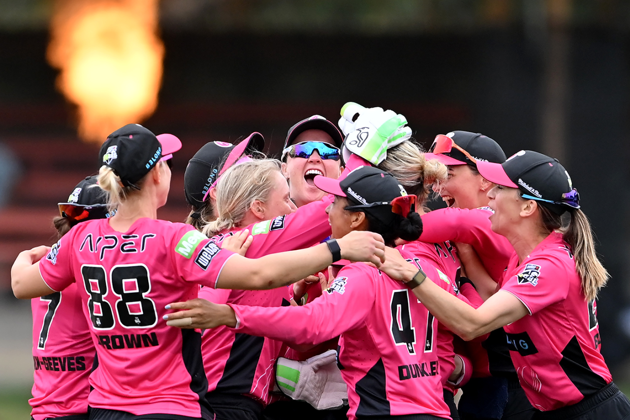 Sydney Sixers celebrate their thrilling one-run win to secure a finals berth, Sydney Sixers vs Adelaide Strikers, WBBL, North Sydney Oval, December 7, 2025