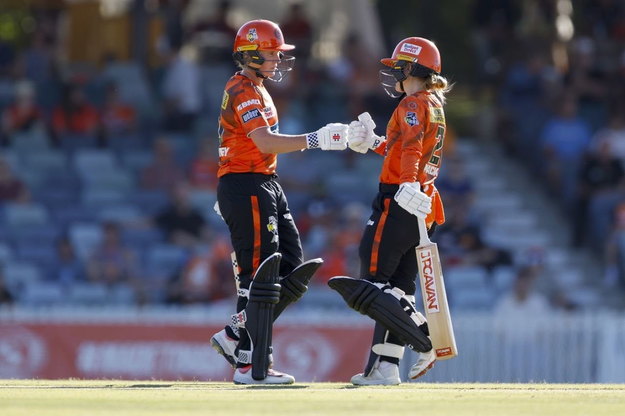 Beth Mooney and Katie Mack put on a solid start, Perth Scorchers vs Mlebourne Stars, WBBL, Knockout, Perth, December 9, 2025
