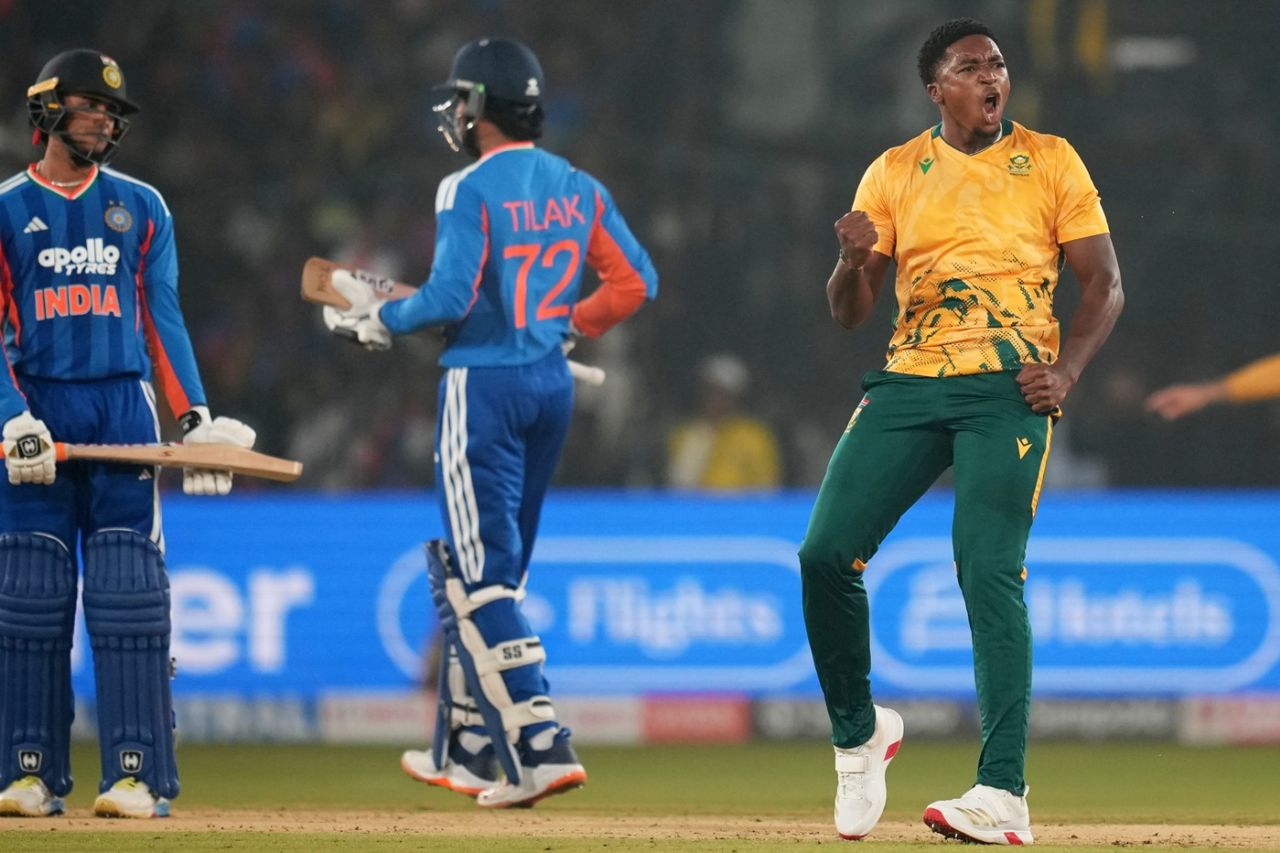 Lutho Sipamla exults after dismissing the free-flowing Abhishek Sharma, India vs South Africa, 1st T20I, Cuttack, December 9, 2025