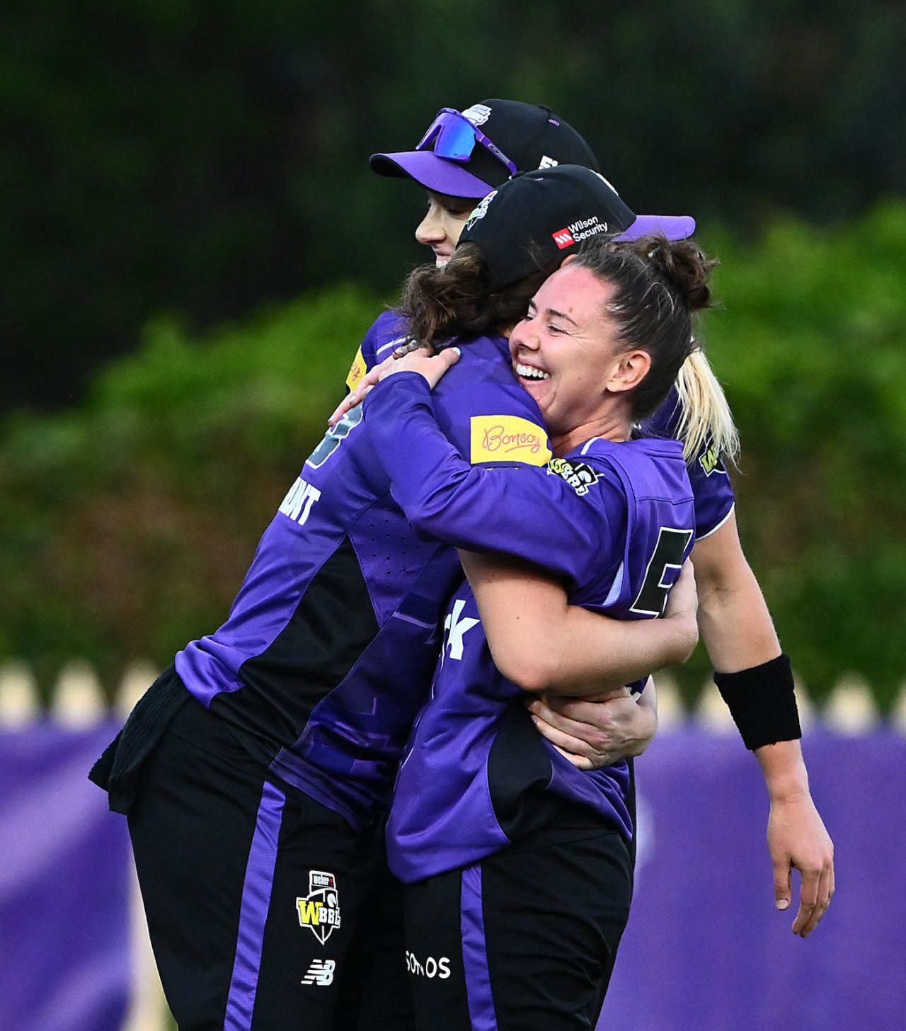 Linset Smith is mobbed after sending back Maddy Darke, Hobart Hurricanes vs Perth Scorchers, WBBL final, Hobart, December 13, 2025