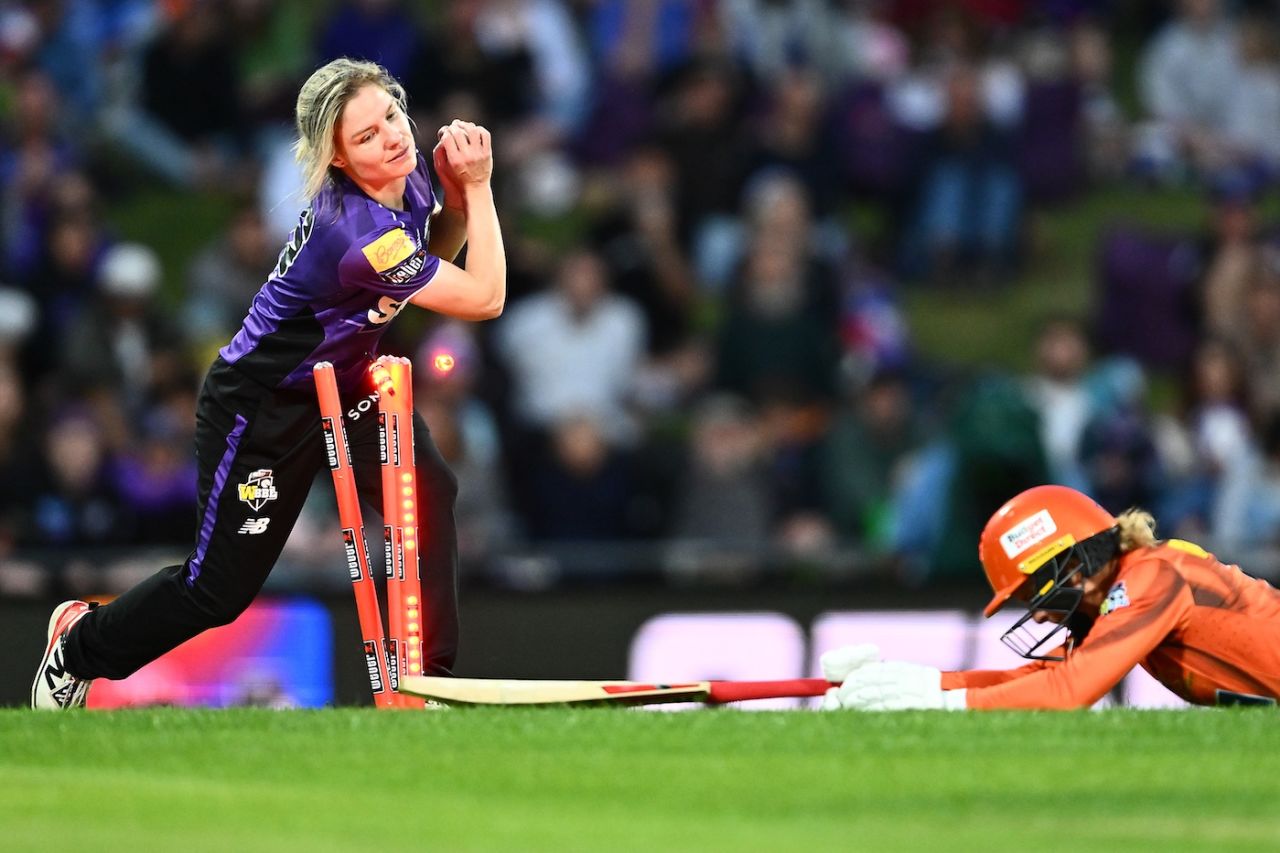 Nicola Carey attempts to run Paige Scholfield out, Hobart Hurricanes vs Perth Scorchers, WBBL final, Hobart, December 13, 2025