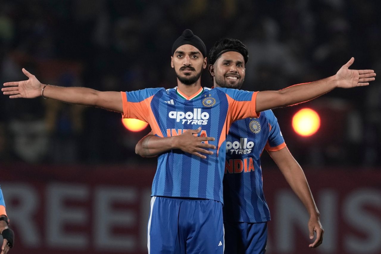 Harshit Rana gives Arshdeep Singh a reverse hug after the wicket of Reeza Hendricks, India vs South Africa, 3rd men's T20I, Dharamsala, December 14, 2025
