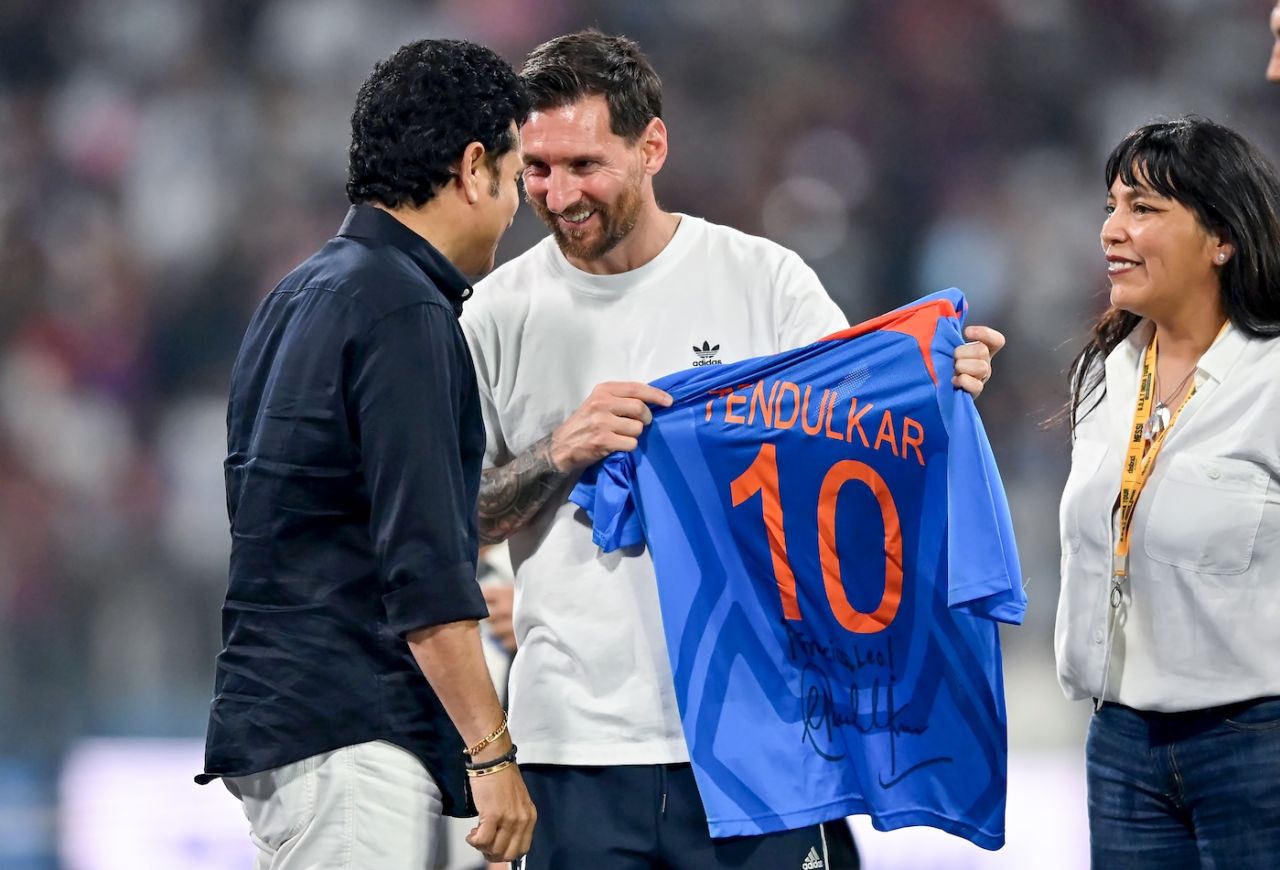 No. 10 for No. 10: Sachin Tendulkar presented his jersey to Lionel Messi, Mumbai, December 14, 2025