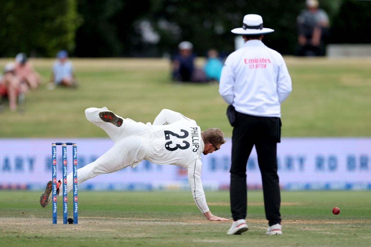 Glenn Phillips dives for the ball, New Zealand vs West Indies, 3rd Test, Mount Maunganui, 4th day, December 21, 2025
