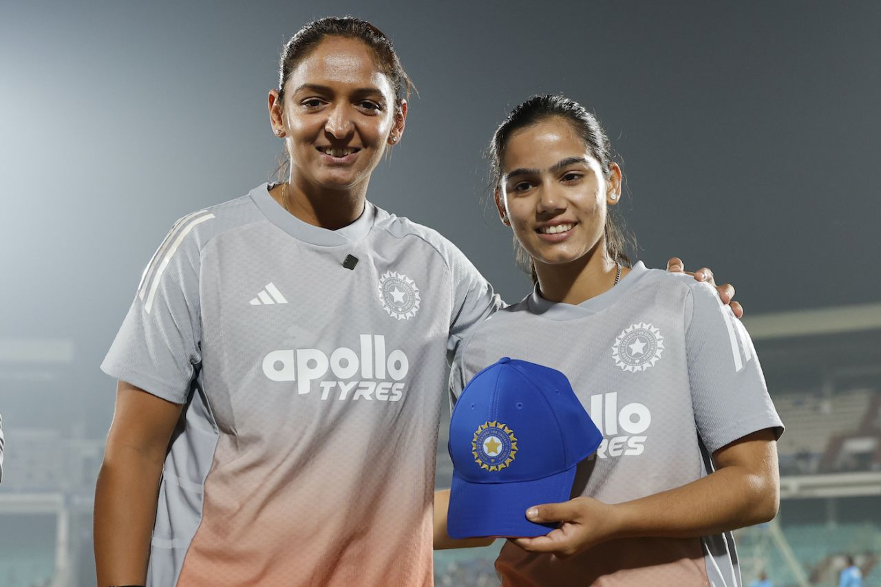 Harmanpreet Kaur presented Vaishnavi Sharma her maiden T20I cap, India vs Sri Lanka, 1st T20I, Visakhapatnam, December 21, 2025