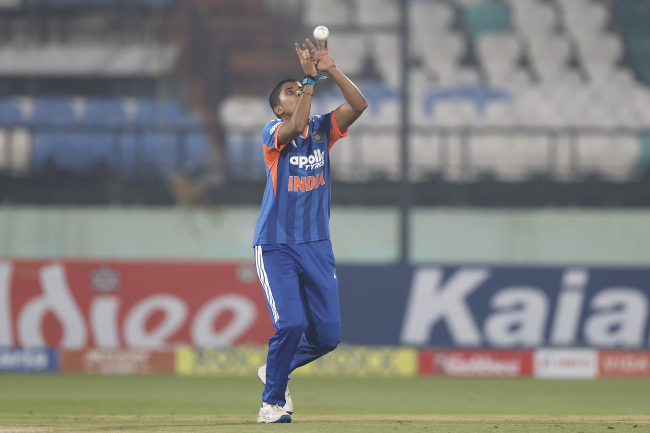 N Shree Charani took a catch off her own bowling, India vs Sri Lanka, 2nd Women's T20I, Visakhapatnam, December 23, 2025