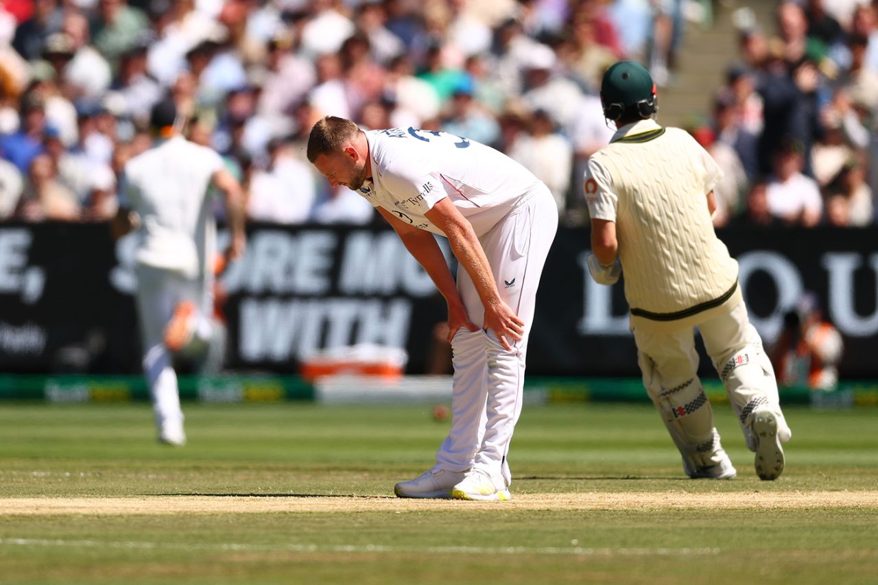 Gus Atkinson grimaces after straining his hamstring, Australia vs England, 4th Test, Melbourne, 2nd day, December 27, 2025