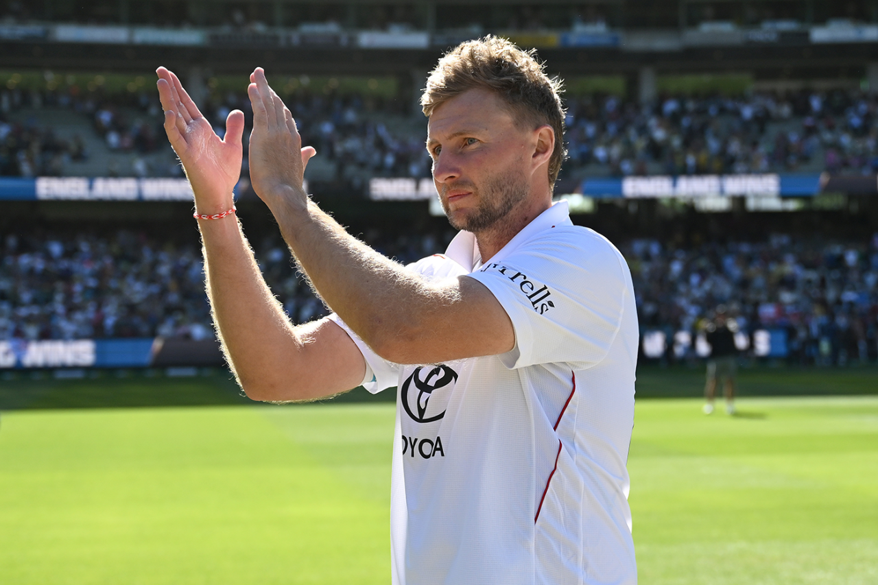 Joe Root applauds the England supporters, Australia vs England, 4th Test, Melbourne, 2nd day, December 27, 2025