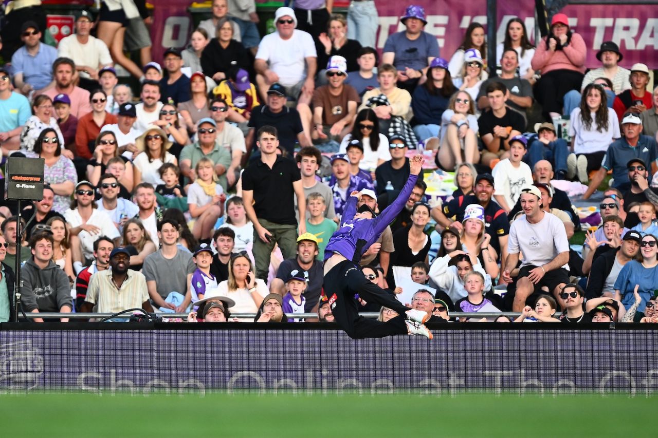 Tim Ward puts in a spectacular effort in the deep, Hobart Hurricanes vs Melbourne Renegades, BBL, Hobart, December 29, 2025