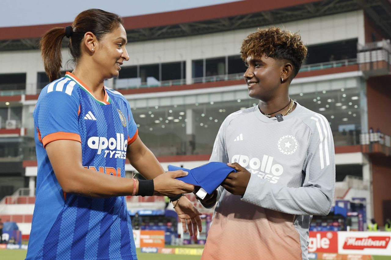 Harmanpreet Kaur presented Gunalan Kamalini her cap on T20I debut, India vs Sri Lanka, 5th Women's T20I, Thiruvananthapuram, December 30, 2025